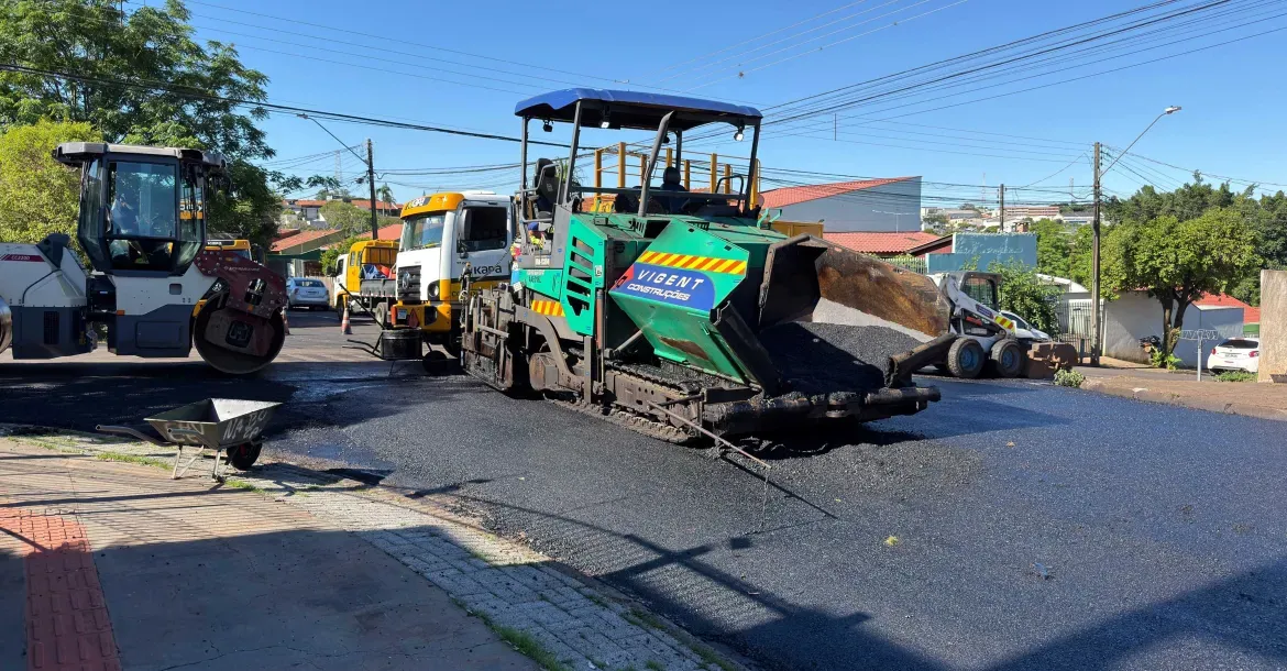 Londrina realiza recapeamento e tapa-buracos em diversas regiões da cidade.